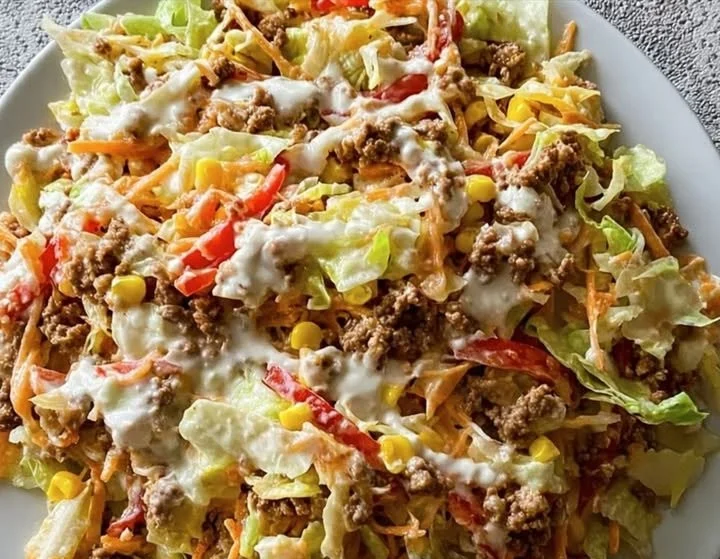 Bunter Hackfleisch-Salat mit frischem Gemüse und würzigem Dressing