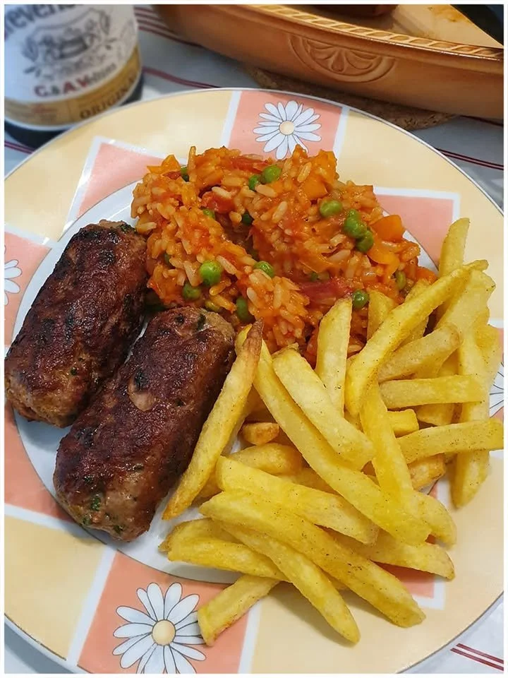 Ćevapi mit Djuvec-Reis und Pommes