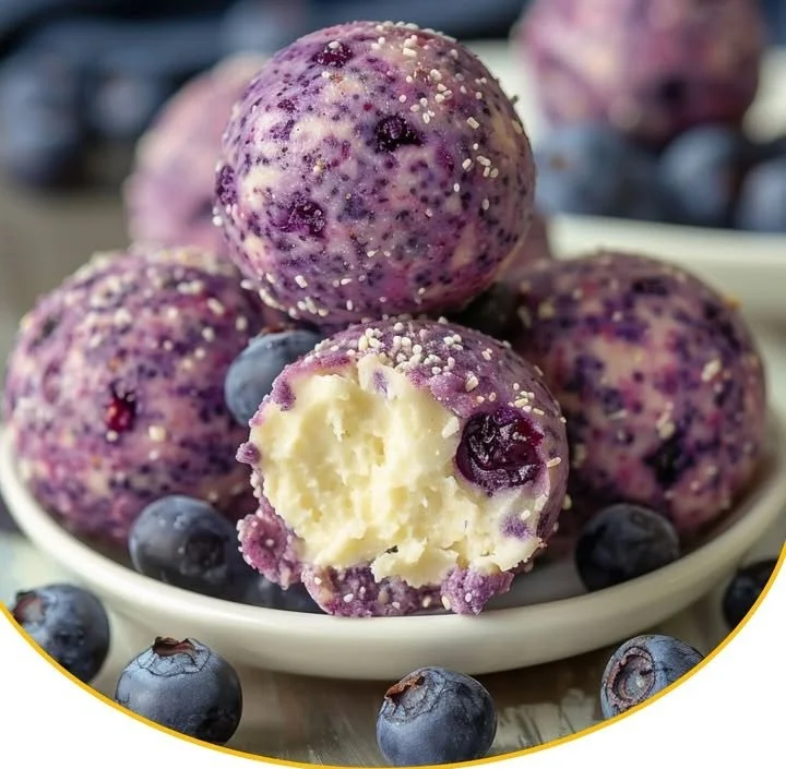 Cremige Blaubeer-Käsekuchen-Protein-Energie-Bällchen als gesunde Snack-Option