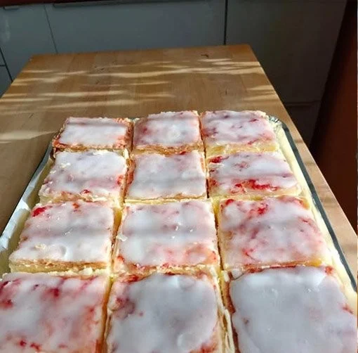 Leckere Cremschnitten mit Sahne auf einem Teller