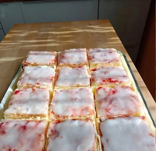 Leckere Cremschnitten auf einem Teller, perfekt zum Genießen