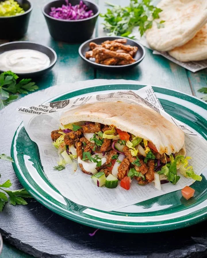 Hausgemachter Döner mit frischen Zutaten auf einem Teller