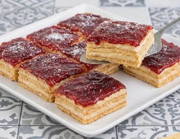 Ein einfacher LPG Kuchen, frisch gebacken und serviert, ideal für jeden Anlass.