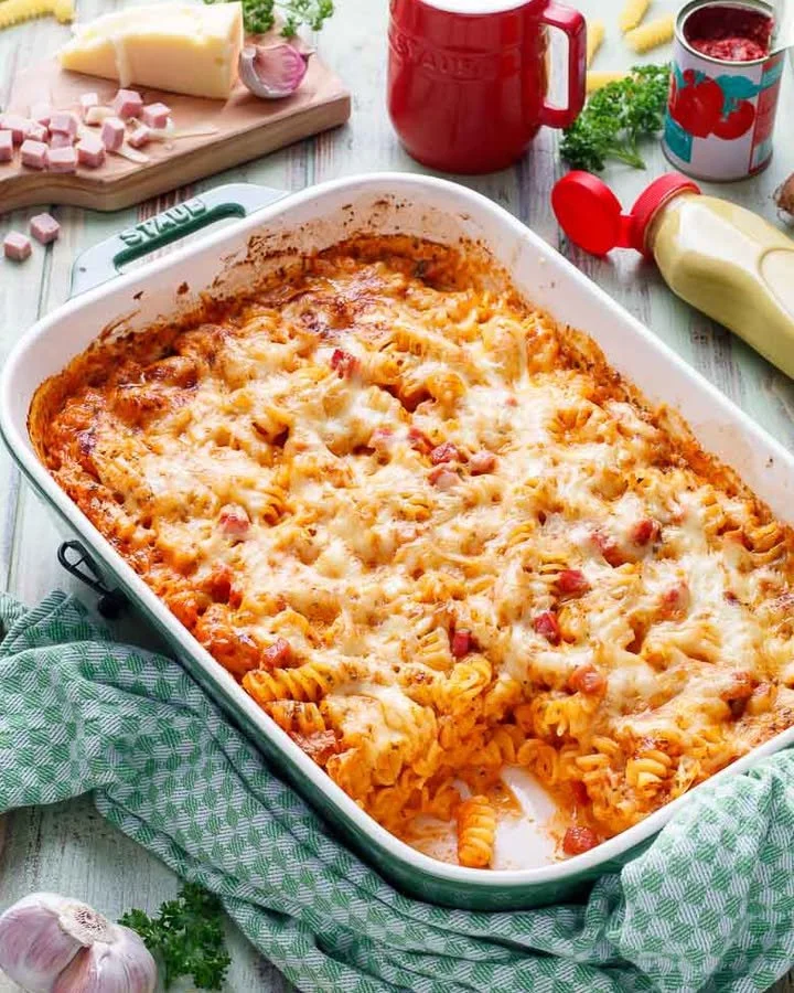 Einfacher Nudelauflauf mit Schinken und Käse