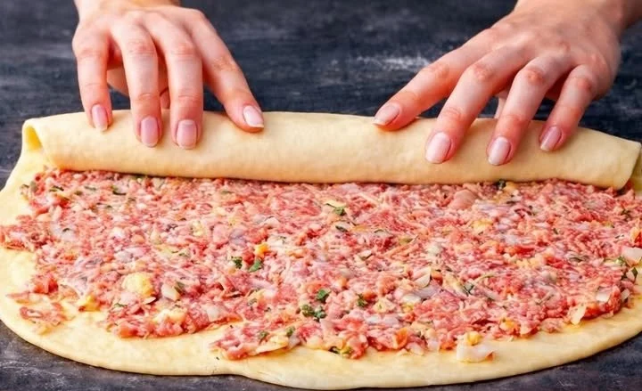 Eingerollter Teig mit Hackfleisch