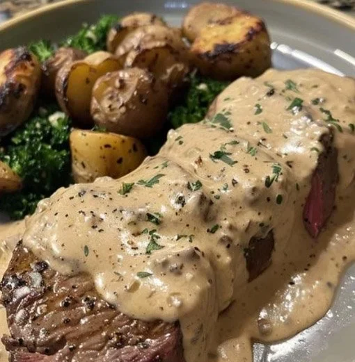 Filetbraten in einer cremigen Frischkäse-Senfsauce serviert