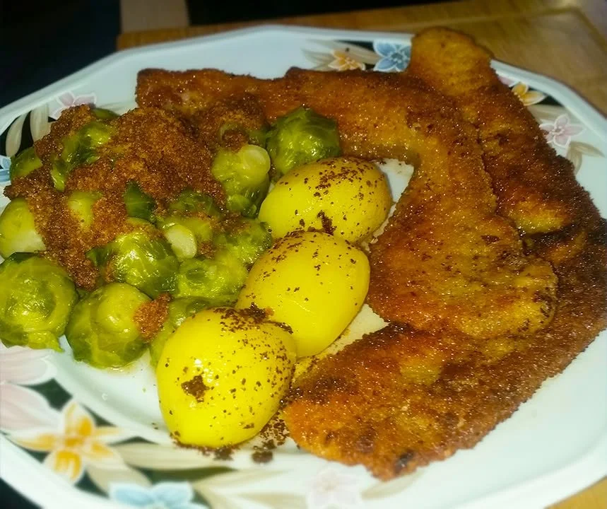 Fleischkäse paniert mit Rosenkohl und Bratkartoffeln