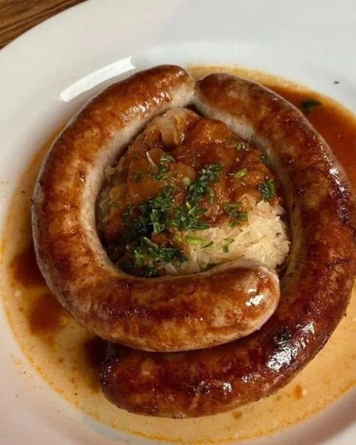 Fränkische Bratwurst auf einem Grill serviert mit Beilagen