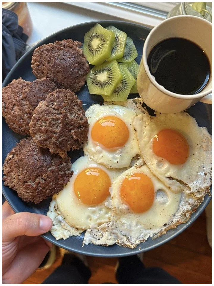 Frühstücksteller mit Spiegeleiern und Hackfleisch-Patties