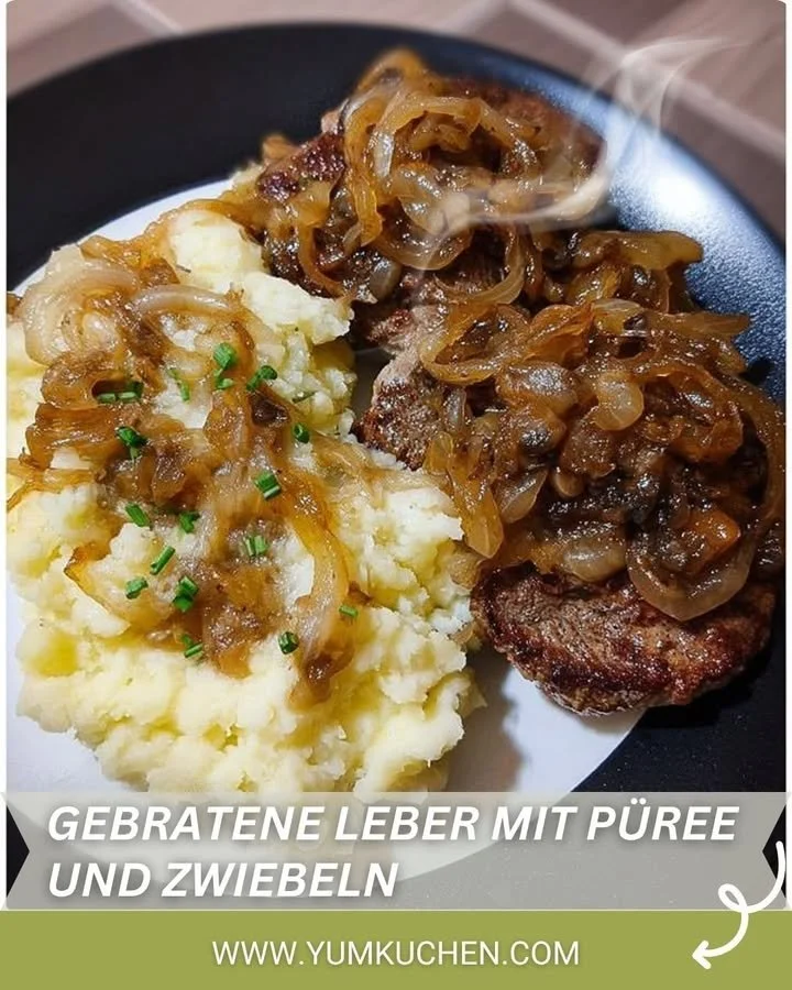 Gebratene Leber mit Püree, Zwiebeln und Champignons in Rahmsoße serviert