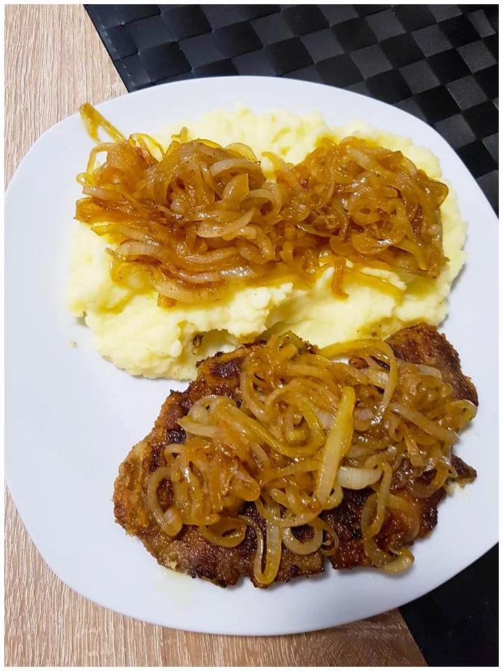 Gebratene Leber mit Püree und Zwiebeln und Champignons in Rahmsoße