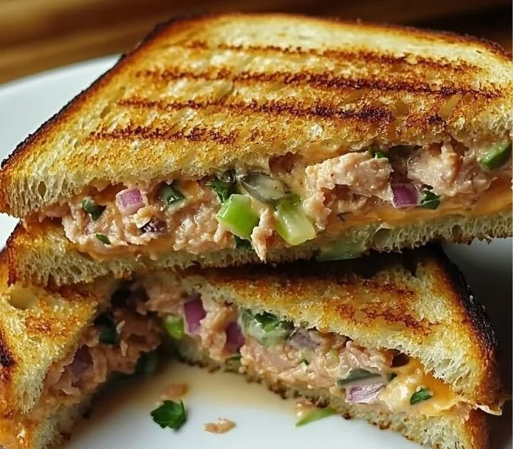 Gegrillter Thunfisch-Käse-Sandwich