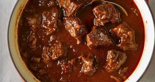 Hausgemachtes Gulasch nach Oma Magda, herzhaft und traditionell zubereitet.