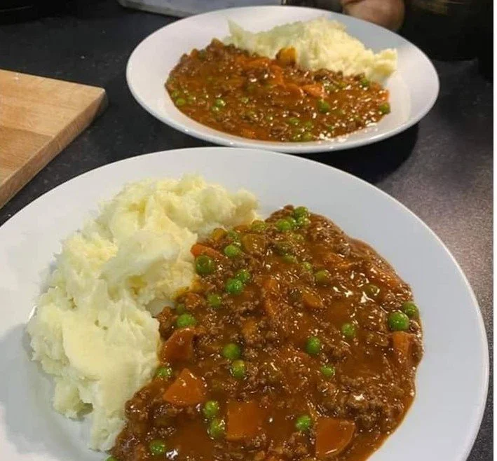 Hackfleisch-Erbsen-Pfanne mit Kartoffelpüree, ein schmackhaftes, einfaches Rezept.