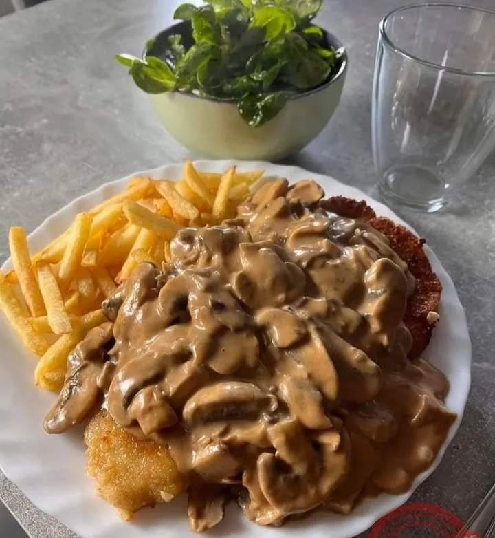 Hähnchen Schnitzel mit Pommes und Rahm Champignons