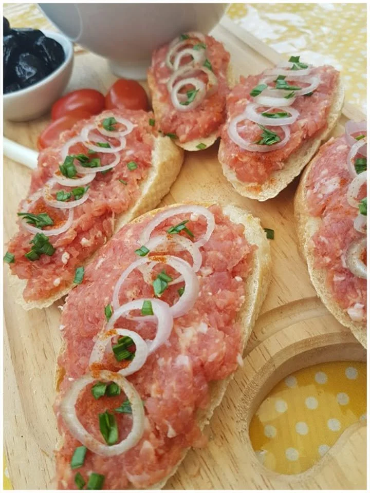 Herzhafte Hackbrötchen mit Zwiebeln auf einem Teller serviert