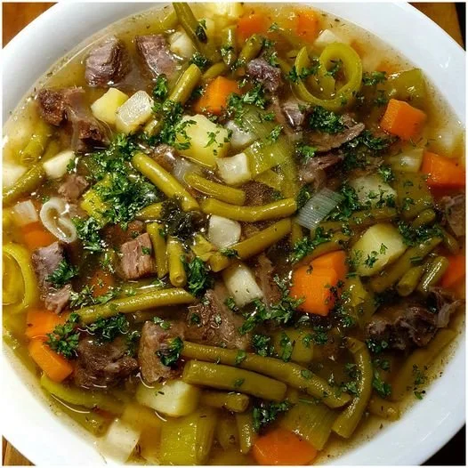 Herzhafter Rindfleischgemüseintopf mit frischem Gemüse und zartem Fleisch