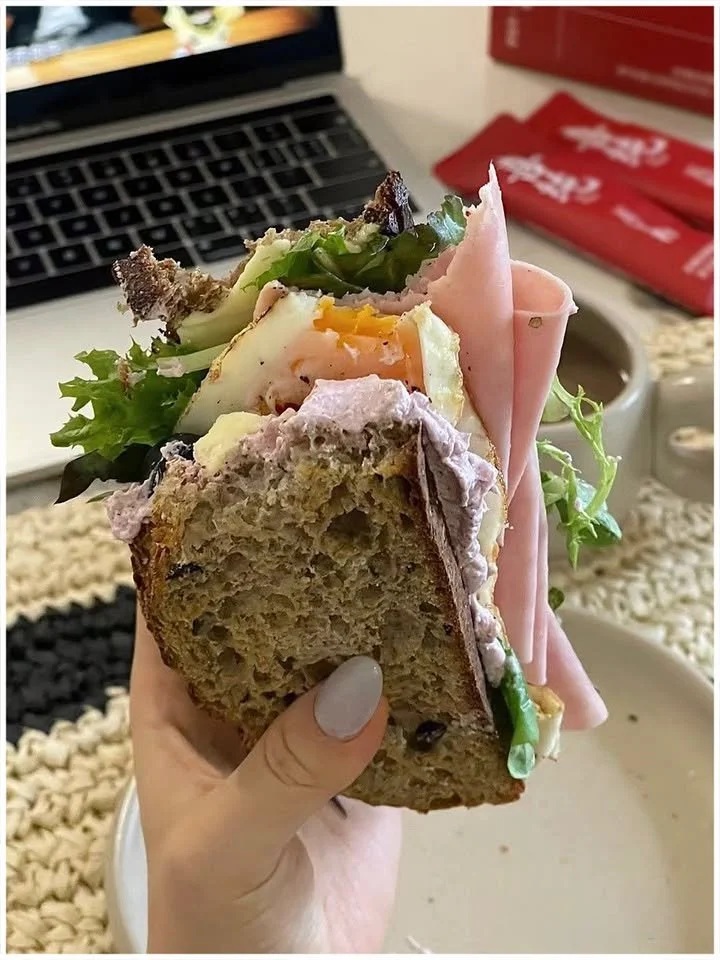 Herzhaftes Frühstücks-Sandwich mit Ei & Schinken