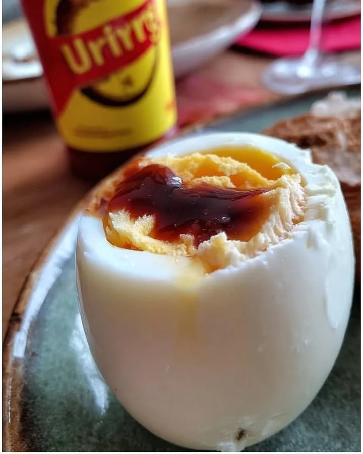 Ich gestehe es ein!!!! Ich habe es schon als Kind geliebt und liebe es noch heute. Ein hartgekochtes Ei mit Maggi drauf!!!!!