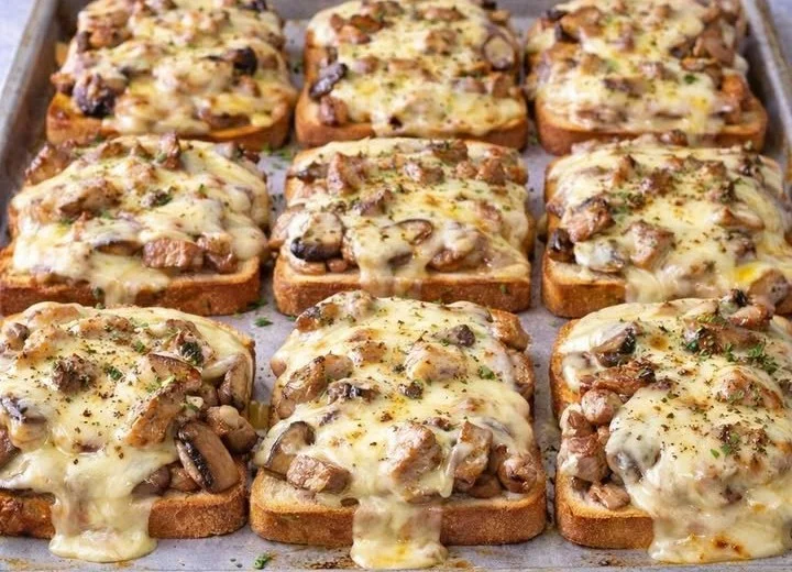 Jägertoast mit Käse überbacken, eine herzhafte Spezialität auf einem Teller