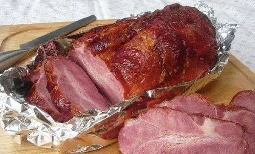 Leckeres Kasselerbraten, perfekt zubereitet und serviert mit Beilagen.