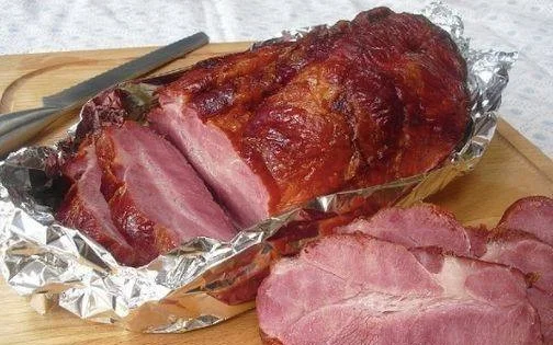 Leckeres Kasselerbraten Gericht auf einem Teller serviert.