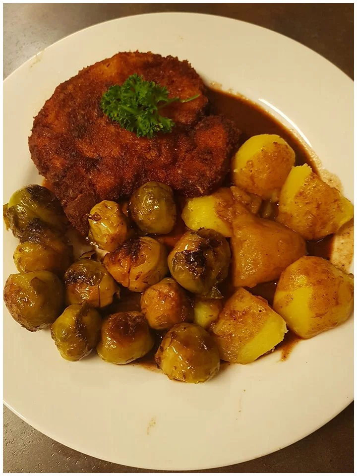 Kasslerkotelett mit geschmortem Rosenkohl & Kartoffeln