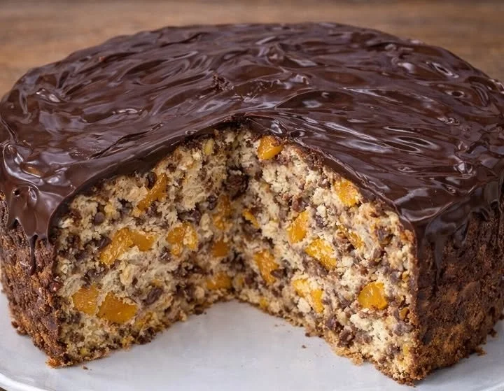 Kiesgrubenkuchen mit Mandarinen auf einem eleganten Dessertteller.