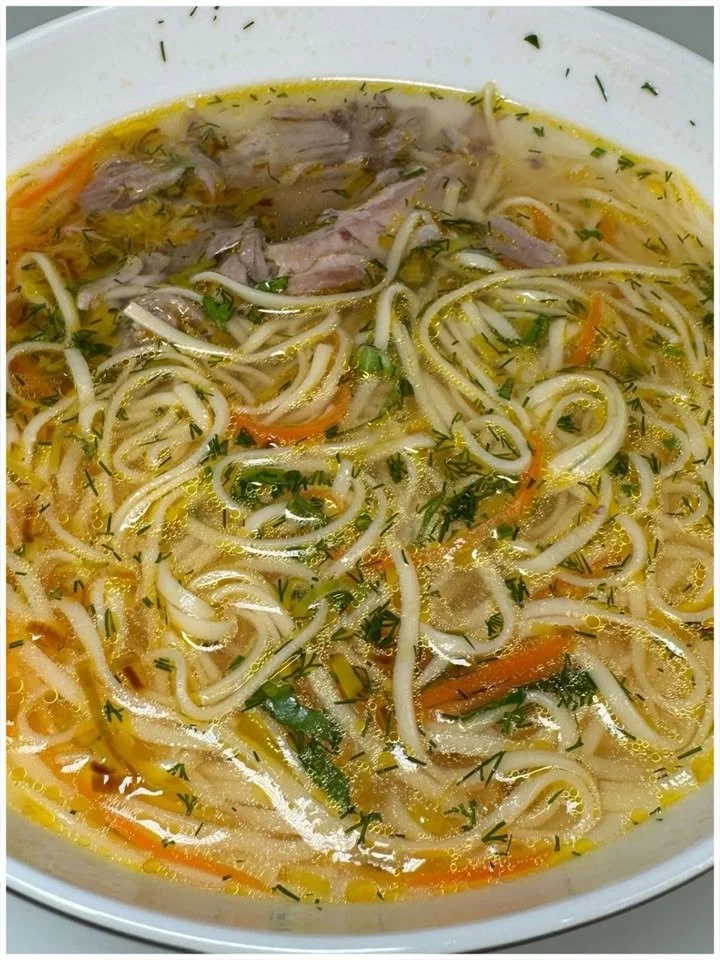 Klare Hühnersuppe mit Nudeln und Gemüse