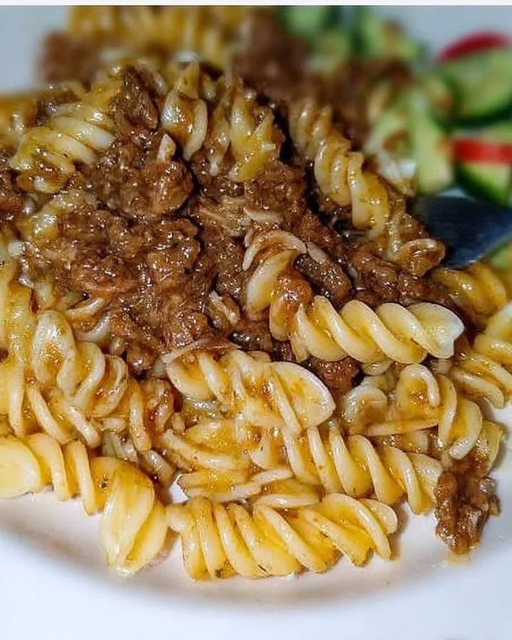 Lecker Hackfleischsoße mit Nudeln und Gurkensalat