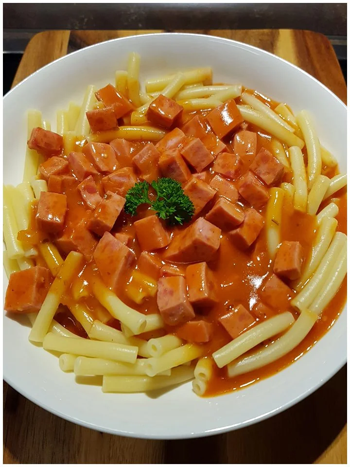 Teller mit Makkaroni und frischer Tomatensauce