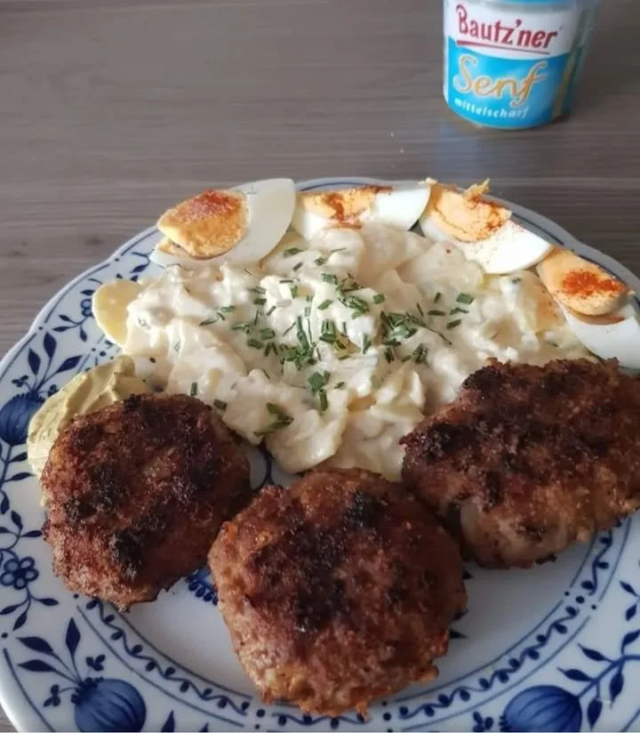 Omas beste Frikadellen auf einem Teller angerichtet