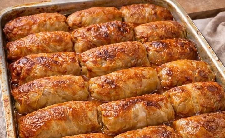 Omas Kohlrouladen: herzhaft gefüllte Kohlblätter auf einem Teller serviert.