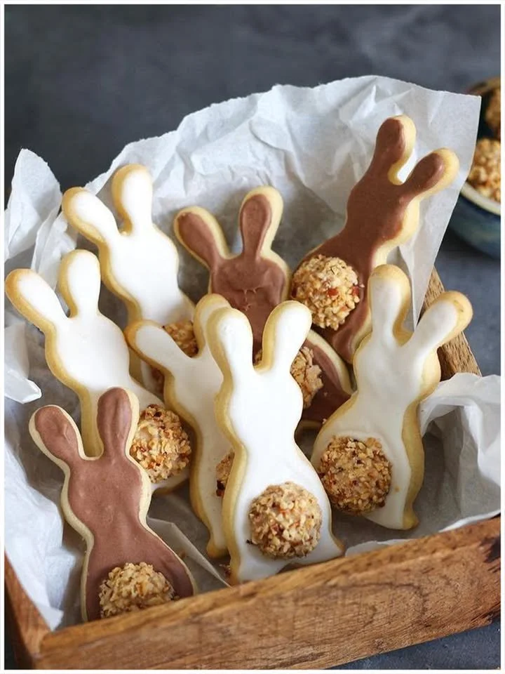 Osterhasen-Kekse mit Schoko- und Nussglasur auf einem Teller