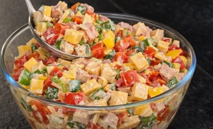 Paprika Gouda Salat mit Fleischwurst