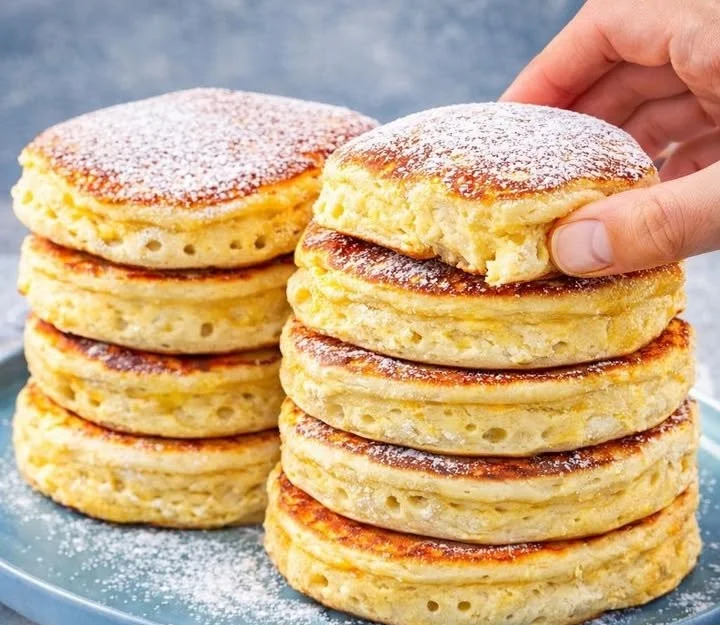 Leckere Quark Pfannkuchen ohne Mehl auf einem Teller serviert.