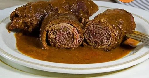 Saftige Rinderroulade auf dem Teller, serviert mit Beilagen.