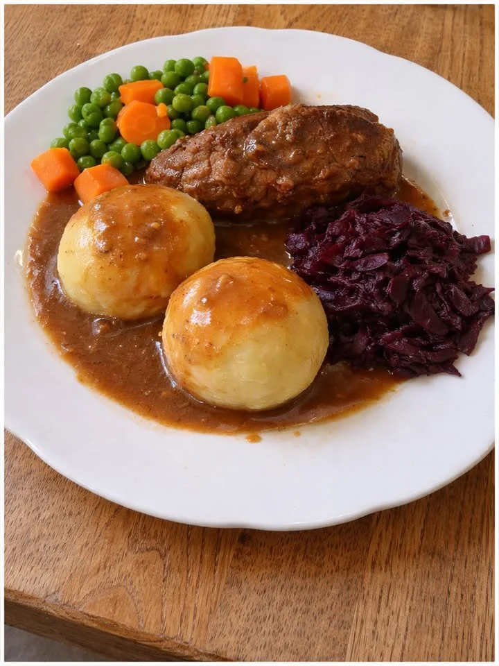 Rinderroulade mit Kartoffelklößen, Rotkohl und Erbsen-Möhren-Gemüse