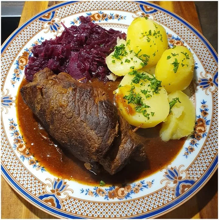Rinderroulade mit Salzkartoffeln und Rotkohl