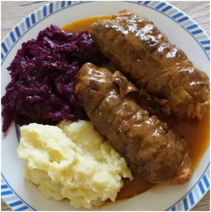 Rinderrouladen mit Rotkohl, Kartoffelpüree & Rahmsoße