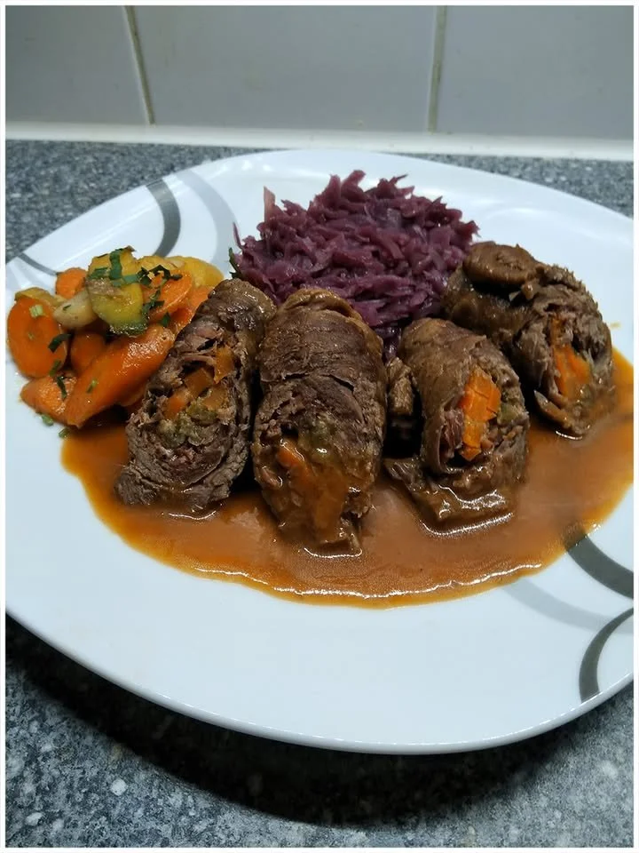 Rinderrouladen mit Rotkraut und Gemüse