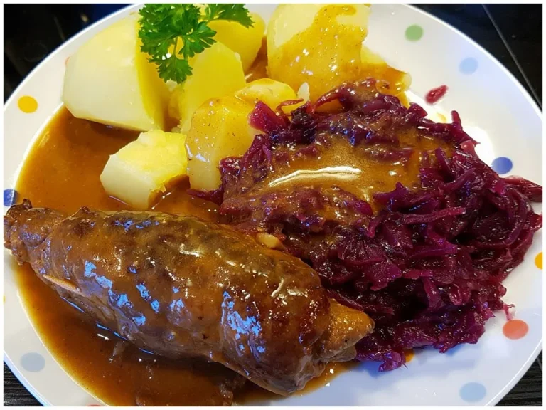 Zartes Rinderroulade mit Füllung und Beilagen auf einem Teller