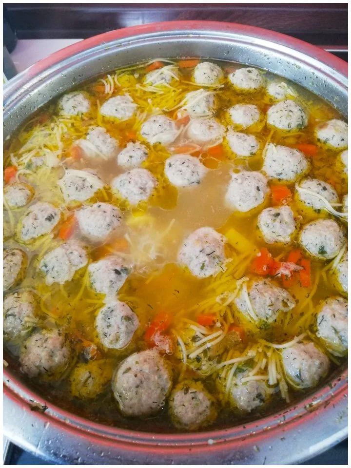 Rumänische Fleischklößchensuppe