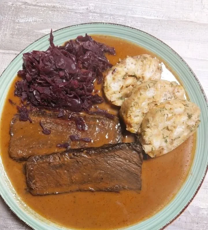 Sauerbraten mit Semmelknödel und Äpfel Rotkraut