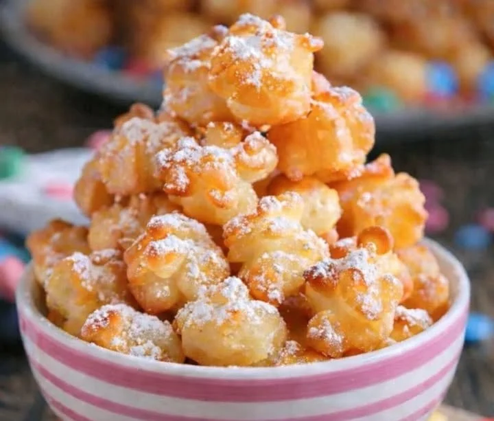 Leckere frisch gebackene Schmalzkuchen auf einem Teller