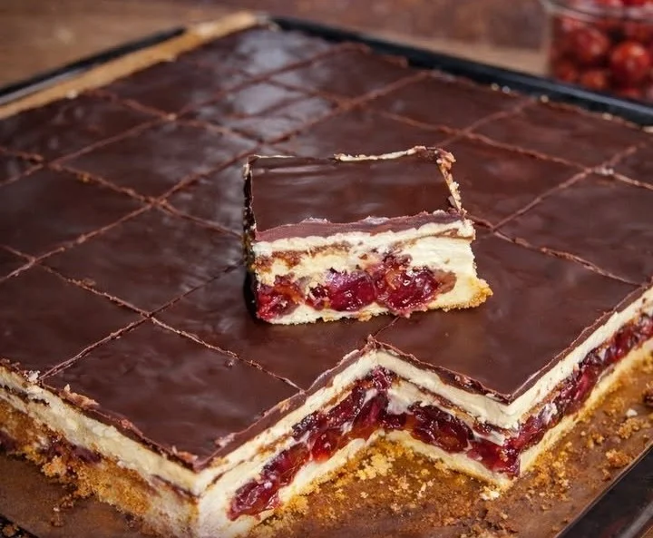 Schneewittchenkuchen mit einer schönen Schicht Sahne und Kirschen dekoriert