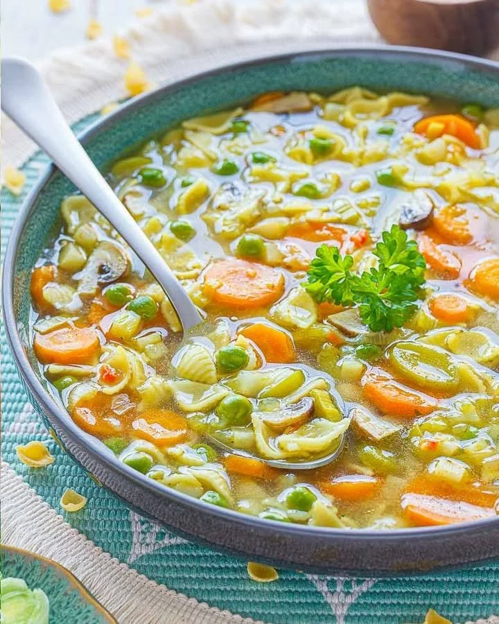 Schnelle Nudelsuppe mit frischem Gemüse in einer Schüssel serviert.