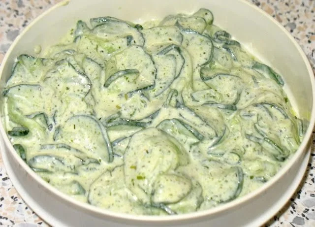 Schneller Gurkensalat mit frischen Zutaten auf einem Teller.