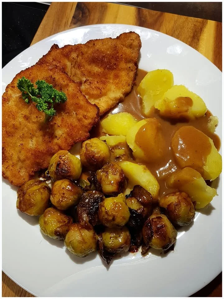 Schnitzel mit geschmortem Rosenkohl und Kartoffeln