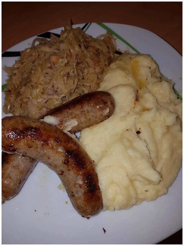 Selbst gemachte Bratwurst serviert mit Kartoffelbrei und frischem Salat